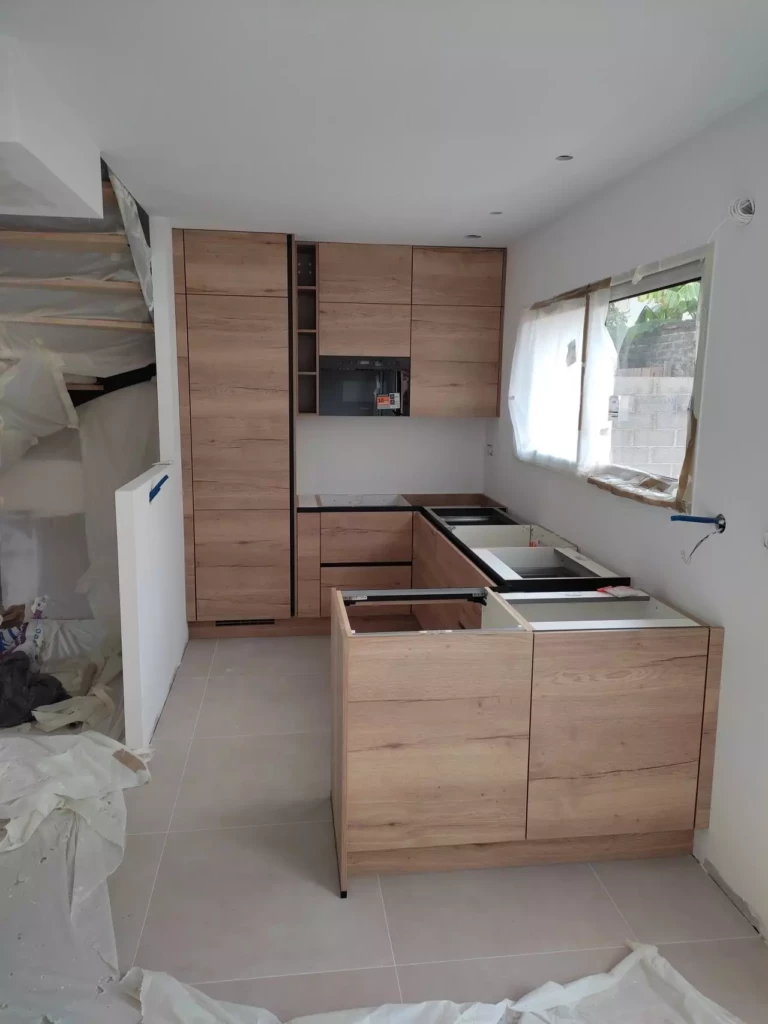 Cuisine équipée avec électro-ménagers, conception sur mesure Toulouse, plan de travail en pierre, plaque aspirante, Elica, cuve sous plan Franke, cuisiniste l'union, cuisiniste Toulouse, cuisine de qualité