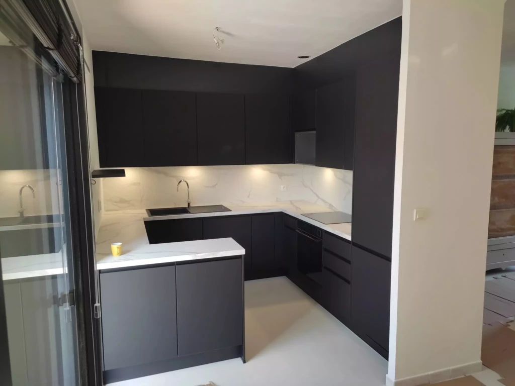 Cuisine moderne équipée noir et marbre, façades anti traces, crédences, pose professionnelle, électroménager Whirlpool, conception sur mesure, colonnes, meubles hauts jusqu'au plafond, ilôt, cuisiniste indépendant l'union, cuisiniste indépendant haute garonne, cuisiniste Toulouse
