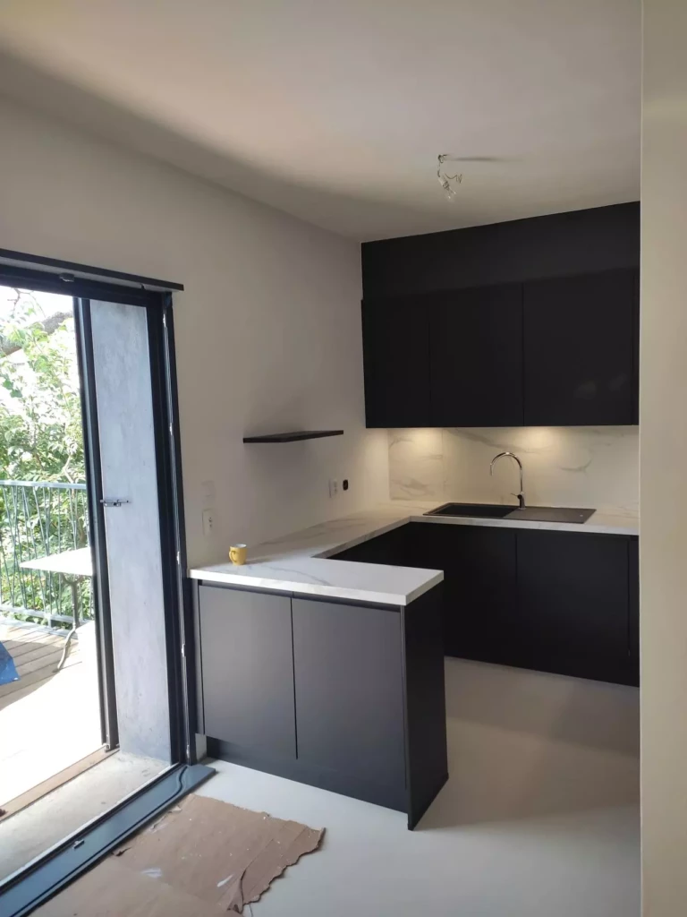 cuisine équipée noir mate anti trace, plan de travail stratifié marbre, plaque de cuisson, four, lave vaisselle, cuisine équipée toulouse, cuisine équipée Ramonville Saint Agne, Toulouse Sud, meubles montés d'usine, qualité Allemande,