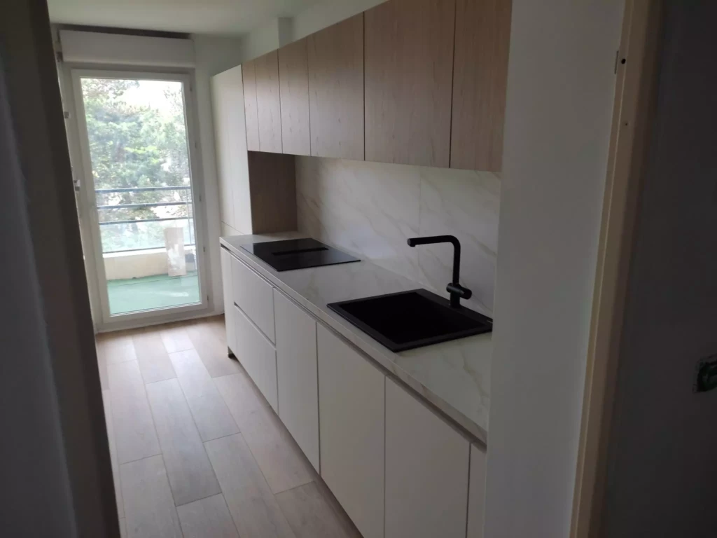 Cuisine sur mesure bois et marbre façades blanches mates. Chantier réalisé sur Toulouse. cuisiniste Toulouse. Cuisiniste Toulouse nord. pose professionnelle