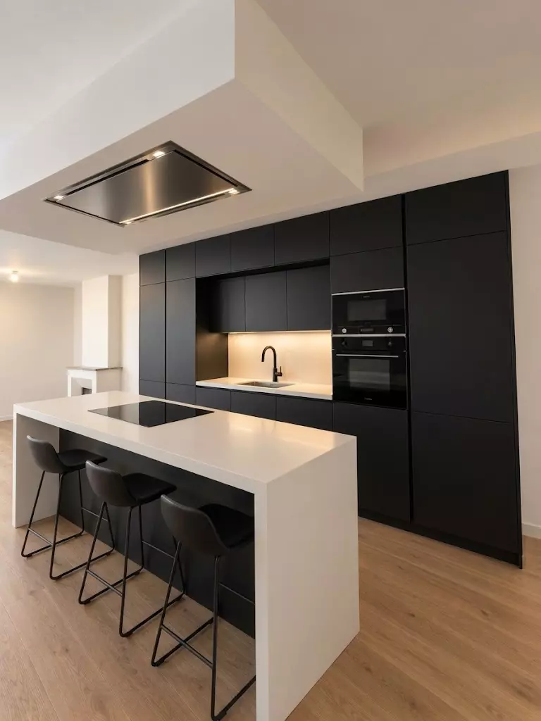 Cuisine sur mesure                                         Noir mate / Corian Glacier White